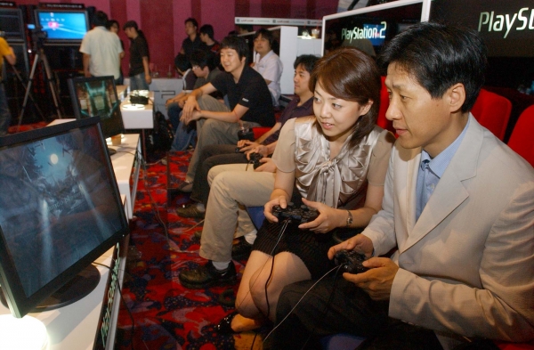  19일 서울 목동 메가박스에서 열린 메가박스 플레이스테이션 게임 체험관 오픈 기념 ‘PS3게임 발표회’에서 이성욱 소니컴퓨터엔터테인먼트코리아 사장(오른쪽)이 신작 게임을 시연해 보고 있다.