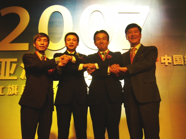  뉴엔 트렁 꾸인 베트남 과기부 책임자(왼쪽부터)와 동 지아 홍기소프트웨어 대표, 사토 다케시 미라클리눅스 대표, 조광제 한컴 상무가 기념 촬영을 하고 있다.