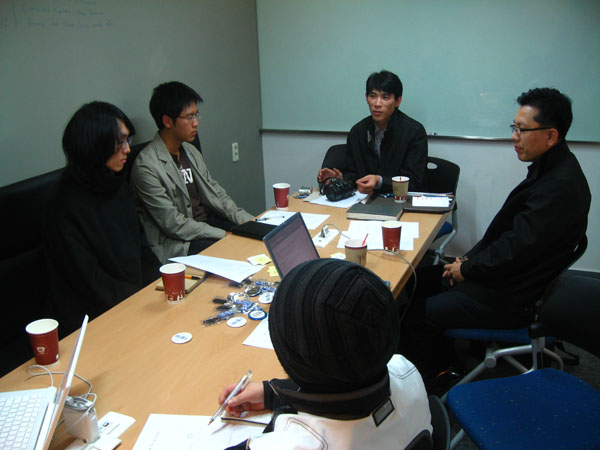  지난 주말 부산 서면에서 열린 ‘제4회 부산 블로거 포럼’ 참석자들이 블로그 문화에 대해 토론하고 있다.