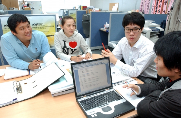  중앙대 게임콘텐츠연구센터 연구원들이 중국게임의 성장과 특징에 관해 의견을 나누고 있다. 
  윤성혁기자@전자신문, shyoon@