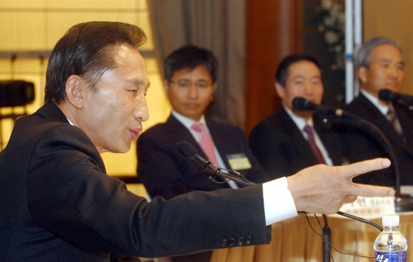  한국정보산업연합회와 전자신문사 공동 주최로 20일 서울 여의도 전경련회관에서 열린 ‘제17대 대통령선거후보 초청 IT정책포럼’에 참석한 이명박 후보가 패널들의 질문에 답하고 있다.
 　 정동수기자@전자신문, dschung@