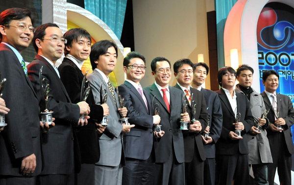  ‘2007 대한민국 게임대상’ 시상식이 12일 서울 상암동 문화콘텐츠센터에서 열렸다. 이날 온라인·PC/비디오·모바일·아케이드·기능성 게임 등 5개 부문을 통틀어 최고의 영예인 대상(대통령상)은 1인칭슈팅게임인 ‘아바(A.V.A.)에 돌아갔다. 수상자들이 기념촬영을 하고 있다. 윤성혁기자@전자신문, shyoon@