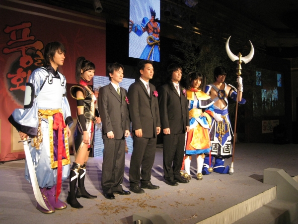  권이형 엠게임 사장(가운데)은 3일 풍림화산 제작 발표회에서 풍림화산을 차세대 전략게임으로 키우겠다고 밝혔다. 사진은 권 사장과 개발 주역, 그리고 캐릭터 모델들.