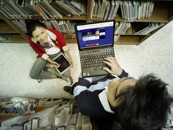 도서관에서 노트북PC를 이용하고 있는 모습.