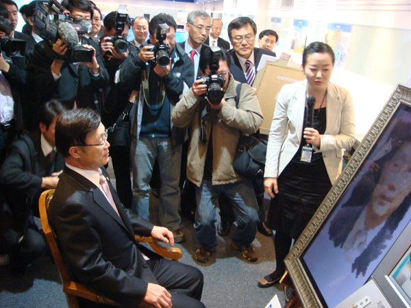 이윤호 지식경제부 장관이 6일 한국전자통신연구원(ETRI··원장 최문기) 정보통신전시관에서 카메라로 사진을 찍어 마치 붓으로 그린 초상화처럼 바꿔주는 ‘디지털 액터’ 기술을 시연해 보고 있다.