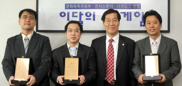  　문화체육관광부·더게임스·전자신문이 주최하는 이달의 우수게임 3월상 시상식이 31일 문화체육관광부에서 열렸다. 사진 왼쪽부터 장원상 넥슨모바일 이사, 송병준 게임빌 사장, 김장실 문화부 제1차관, 권이형 엠게임 사장. 박지호기자@전자신문, jihopress@