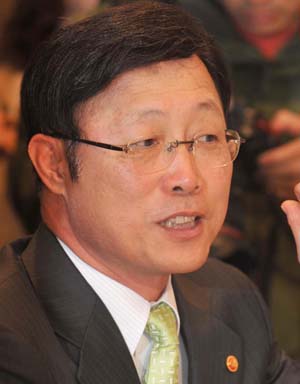 이윤호 장관 “머리에 쥐가 날 지경”