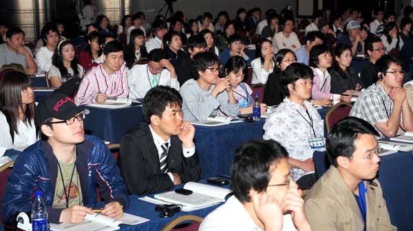 한국정보문화진흥원 주최로 22일 삼성동 코엑스에서 열린 ‘웹 접근성 기술동향 및 향상방안 세미나’에서 참석자들이 ‘IT 접근성의 미래’를 주제로 한 로버트 싱글레어 미국 마이크로소프트 본부장의 기조연설을 듣고 있다. 박지호기자 jihopress@