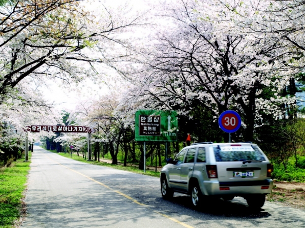 크라이슬러 코리아, 군사분계선 넘어 질주
