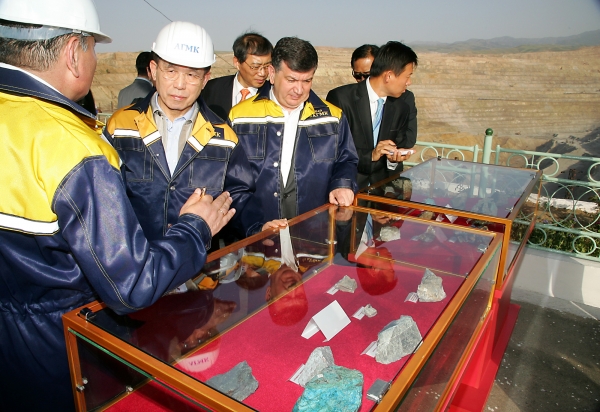 한총리 우즈베키스탄 알마릭 광산 시찰