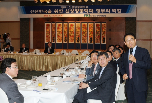  진대제 전 정보통신부 장관이 10일 ‘신성장동력포럼 간담회’에서 IT와 각 산업의 융·복합을 조율할 수 있는 중재기관이 필요하다는 요지로 발언하고 있다.