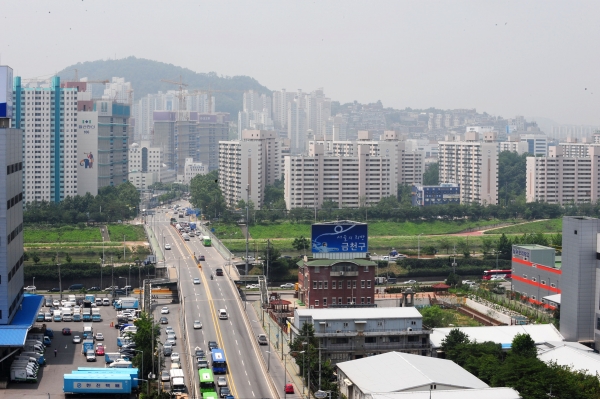  　서울디지털산업단지에서 바라본 광명시 철산동 일대. 철산동 일대 재건축과 소하동 재개발에 이어 뉴타운 개발 계획까지 나오면서 배후 도시 역할은 더욱 커질 것으로 기대됐다. 멀리 보이는 도덕산 오른쪽 뒤편의 광명 사거리역 일대가 뉴타운 개발 예정지다. 윤성혁기자 shyoon@