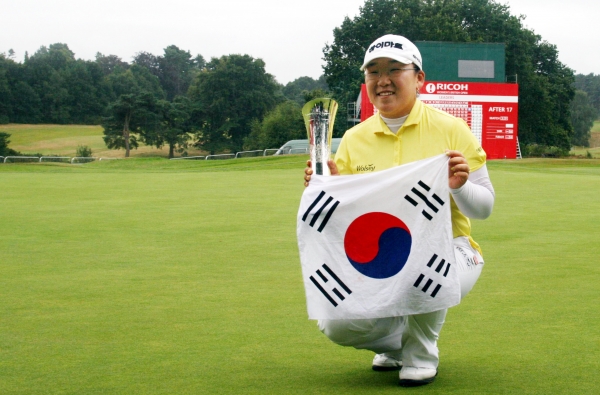  4일(한국시간) 영국 버크셔 서닝데일골프장에서 열린 브리티시여자오픈에서 우승한 신지애가 태극기를 펼쳐보이며 기뻐하고 있다.