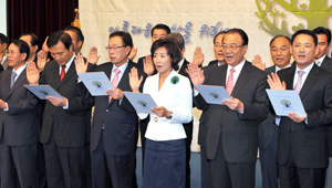  　행정안전부를 비롯한 6개 정부부처와 한나라당, 한국정보문화진흥원, 한국인터넷기업협회, 인터넷 관련 오피니언 리더들이 참석한 가운데 건강한 인터넷 문화 조성을 위한 ‘아름누리 인터넷 선포식’이 3일 여의도 국회도서관 대강당에서 열렸다. 앞줄 왼쪽 두 번째부터 임태희 한나라당 정책위 의장, 박희태 한나라당 대표, 나경원 제6정책조정위원장, 최시중 방송통신위원장, 유인촌 문화체육관광부 장관.
 정동수기자 dschung@