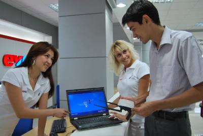  수퍼아이맥스 직원들이 와이브로 서비스를 테스트하고 있다.