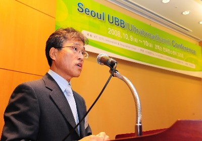 　KT와 미국 콜럼비아 대학 부설연구소인 CITI가 공동 주최하는 ‘서울 울트라브로드밴드(UBB) 콘퍼런스’가 9일 삼성동 코엑스에서 열렸다. 성공적인 UBB 구현을 위한 주요 드라이버의 역할과 콘텐츠 및 어플리케이션이 소개된 이번 행사에서 윤재홍 KT 경영연구소장이 인사말을 하고 있다.