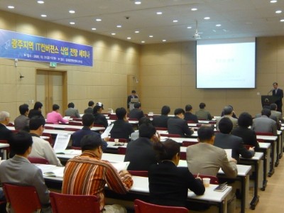  전국 각 지자체에서 전략산업과 IT를 융합해 신기술을 개발하려는 노력이 활발하게 이뤄지고 있다. 최근 광주정보·문화산업진흥원이 개최한 IT 컨버전스 산업전망 세미나 모습