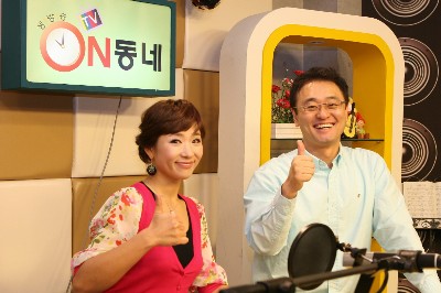  씨앤앰이 17일 첫 방송을 시작하는 ‘생방송TV ON동네’의 진행자가 진행준비를 하고 있다