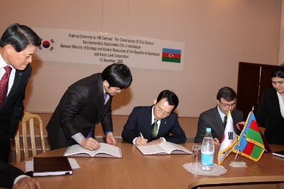  이종상 한국토지공사 사장(사진 중앙 왼쪽)과 바기로프 아제르바이잔 환경천연자원부 장관이 아제르바이잔 현지에서 PM계약서에 서명하고 있다.