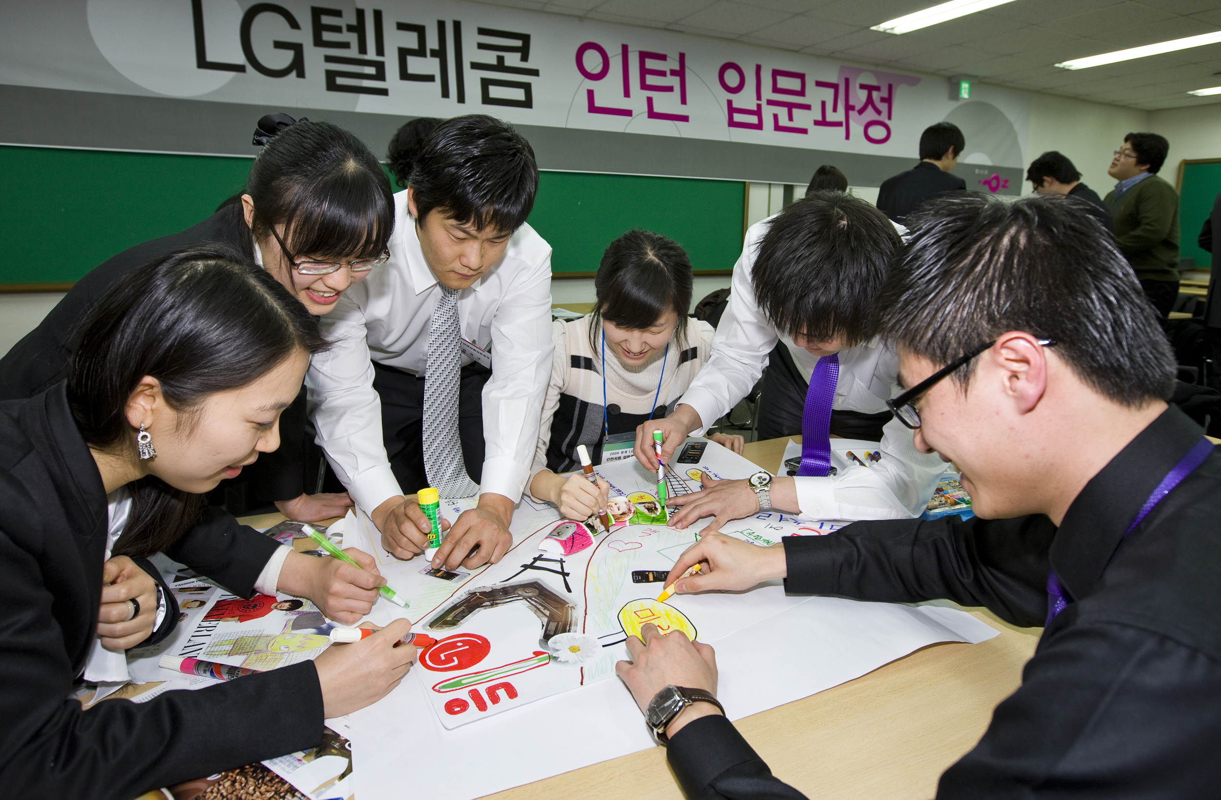 LG텔레콤 인턴사원들이 경기 이천 LG인화원에서 선배사원들과 함께 발표자료를 만들고 있다.