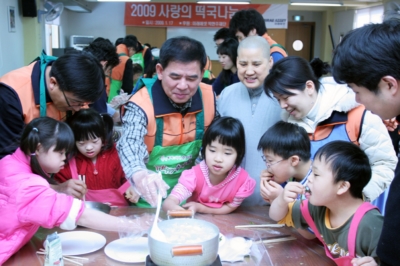 17일 봉사단원들과 장애아동 보육시설 승가원을 찾은 미래에셋봉사단장 이계원 상무(뒷줄 왼쪽에서 두번째)가 장애아동들과 함께 떡국을 준비하고 있다.