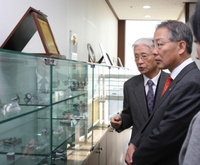 강정원 KB국민은행장(오른쪽)이 21일 서울시 구로동 디지털단지내 거래중소기업을 방문해 경영현안에 대해 듣고 있다.