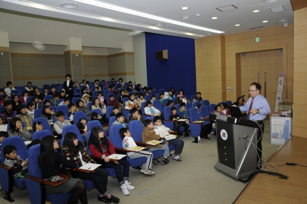  GIST가 개최한 과학스쿨에 학생 및 일반인들이 참가해 경청하고 있다.