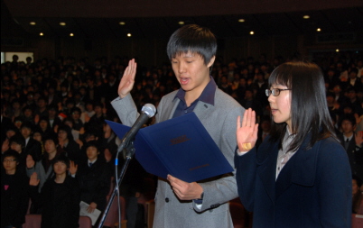 허준석 군(왼쪽)과 김연지 양이 입학 선서를 하고 있다. 