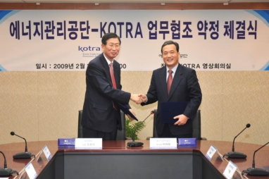 조환익 KOTRA 사장(왼쪽)과 이태용 에너지관리공단 이사장이 3일 오후 2시 KOTRA 본사 10층 영상회의실에서 국내 녹색기업의 해외진출과 기후변화대응 국제지원사업의 효과적 추진을 위한 업무협약을 체결하고 악수를 하고 있다. 