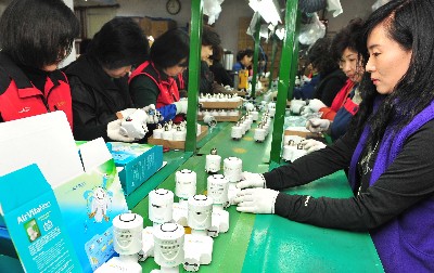 공기청정기 전문업체인 에어비타 인천 생산라인에서 직원들이 완제품을 포장하고 있다.