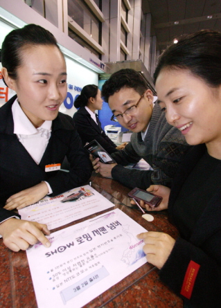 KTF 직원이 다음달 출시할 쇼 일본 로밍 할인제를 홍보하고 있다.