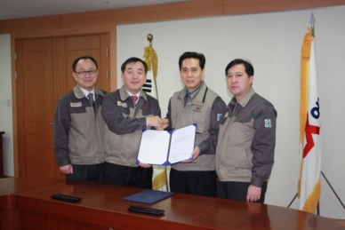 정동학 STX엔진 대표이사(왼쪽에서 두번째)와 김수열 STX엔진(용인) 노조위원장(왼쪽에서 세번째)이 노조의 임금 동결 선언이후 기념촬영을 하고 있다.