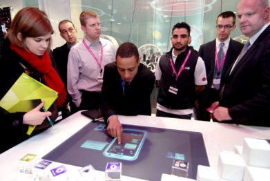  LG전자의 아레나폰·스마트폰 등을 관람객들이 둘러보고 있다.