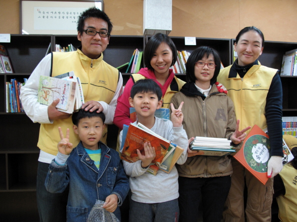 한국EMC 직원들이 서울 미아2동 어린이들과 꿈 도서관을 함께 꾸미며 즐거워하고 있다.