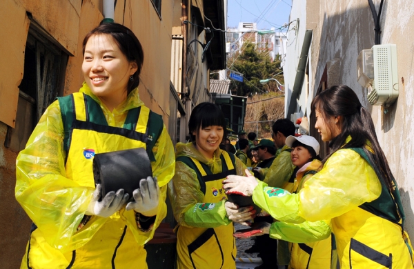 부산은행, 막바지 추위 사랑의 연탄배달로 녹여