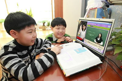 　KT와 교육과학부가 공동으로 정보격차 해소를 위해 전국 초·중·고교생 16만명에게 초고속인터넷을 무료로 제공한다. 교육과학부는 올해 16만명의 학생을 선발해 초고속인터넷 요금을 전액 지원하고, KT는 메가TV를 비롯, 우수교육 컨텐츠 무료 제공 등을 통해 정보격차와 교육격차 해소에 기여한다는 방침이다. 사진은 김주현(왼쪽)군과 김우현군이 인터넷으로 학습하고 있는 모습.