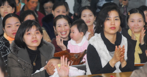 우리 모두 한국인, 완주군다문화가족지원센터 개강식에 참석한 여성들이 밝게 웃고 있다.