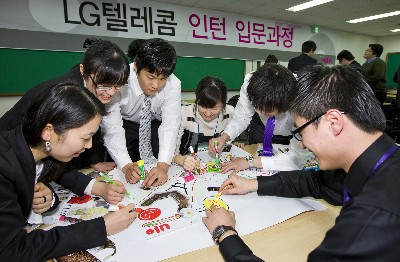 화려한 조건을 갖추는 것도 중요하지만 인턴 등 현장 경험이 불황기 좁은 취업문을 통과하는 데 필수요소로 부각되고 있다.