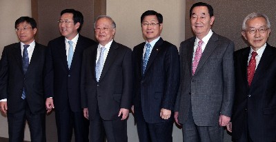 　12일 오전 서울 프라자호텔에서 열린 ‘경제단체협의회 정기총회’에서 이윤호 지식경제부 장관이 경제 5단체장들과 포즈를 취하고 있다. 오영호 무역협회 부회장, 김기문 중소기업중앙회장, 손경식 대한상의 회장, 이윤호 장관, 이수영 경총회장, 정병철 전경련 부회장(왼쪽부터).