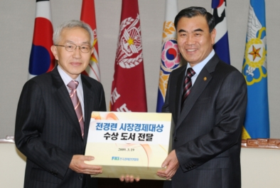 전경련은 3월 19일 국방부에서 이상희 국방부 장관(사진 오른쪽), 정병철 전경련 상근부회장(사진 왼쪽)이 참석한 가운데 \"2008년 시장경제대상\" 대상 수상작을 비롯한 5종의 수상도서 1,500권을 기증하는 전달식을 개최하였다. 향후 5년간 전경련 회원사, 시민단체와 공동으로 24만권을 군부대에 기증을 예정이다.
 
  
 
  
 
 전경련 홍보실
 
 송재형 조사역
 
 011-9652-9231
 이상희 국방부 장관(오른쪽)과 정병철 전경련 상근부회장이 도서 전달식을 갖고 기념촬영을 하고 있다. 