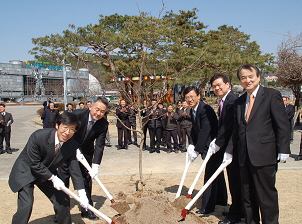 김영식 국립중앙과학관장(오른쪽에서 두 번째)을 비롯한 관계자들이 나무를 심고 있다.