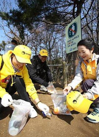 시만텍코리아 직원들이 청계산에서 쓰레기를 줍고 있다.