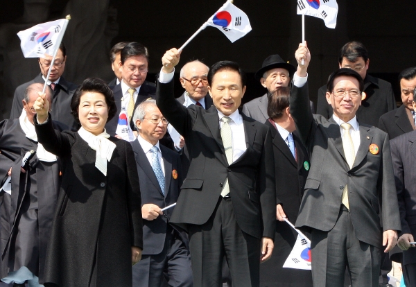 이명박 대통령 위기를 넘어 선진화로