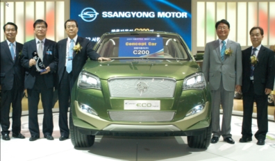 쌍용자동차의 C200 컨셉트카가 모터쇼를 빛낸 베스트 컨셉트 카로 선정됐다. 시상식 후 C200과 기념촬영 모습. 왼쪽부터 한국자동차공업협동조합 고문수 전무, 쌍용자동차 이수원상무, 한국자동차공업협회 허문 부회장, 지식경제부 조석 실장, 한국수입자동차협회 윤대성 전무.