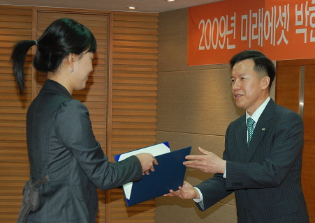 최현만 미래에셋 부회장이 남도학숙 학생에게 장학증서를 건넸다.