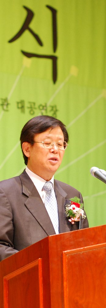 이길구 한국동서발전 사장이 17일 진도군 향토문화회관에서 열린 녹색경영비전선포식에서 인사말을 하고 있다.