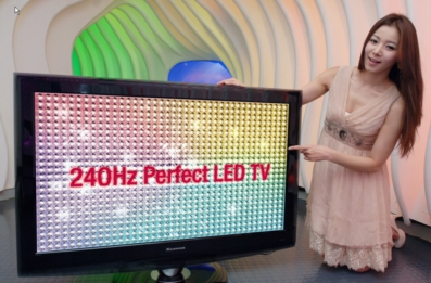 LG전자가 국내 최초로 240㎐ LED TV를 선보였다. 이 제품은 직하방식으로 960개 LED가 화면 전체에 골고루 퍼져 더 밝고 선명한 화질을 제공한다.  