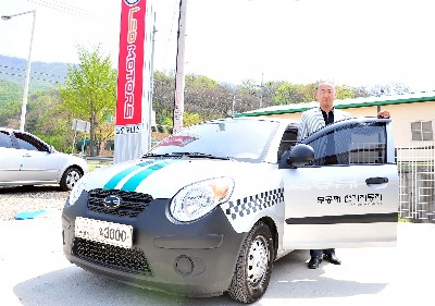  순수 국내기술과 국내 부품으로 제작된 레오모터스 모닝 전기자동차를 23일 하남의 연구소에서 이정용 레오모터스 사장이 선보이고 있다. 