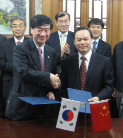 서정돈 성균관대 총장(왼쪽)과 조우치펑 북경대 총장이 교류 협력을 다짐했다.