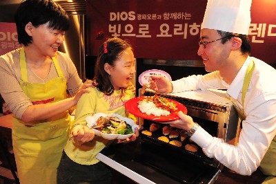 LG전자 주최로 30일 광화문 라퀴진 요리아카데미에서 열린 ‘빛으로 요리하는 프렌디(friend+daddy)’ 행사에 참가한 가족이 아빠가 만든 요리를 즐기고 있다. 